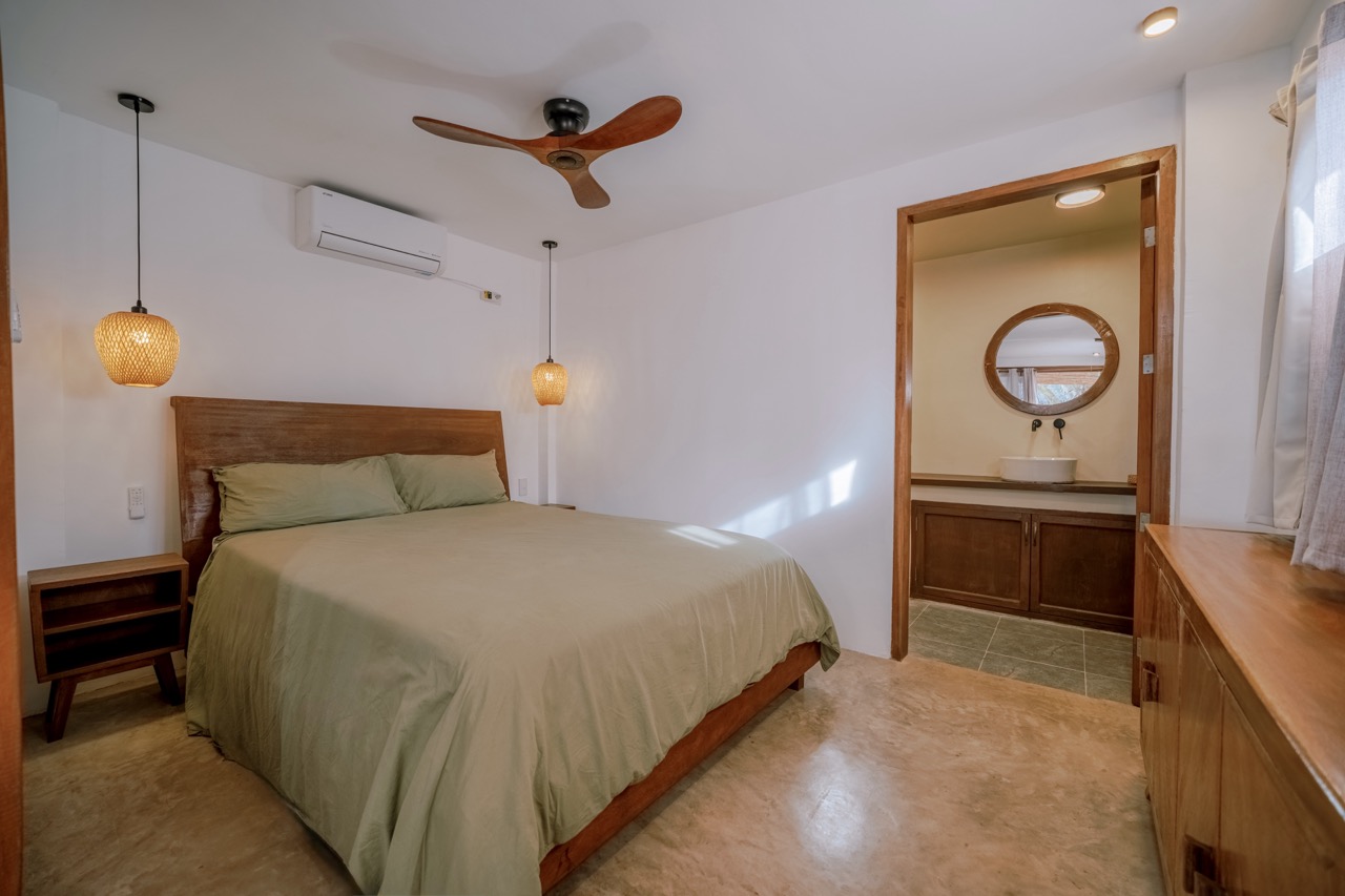 Bedroom space with queen size bed (150x190cm)
